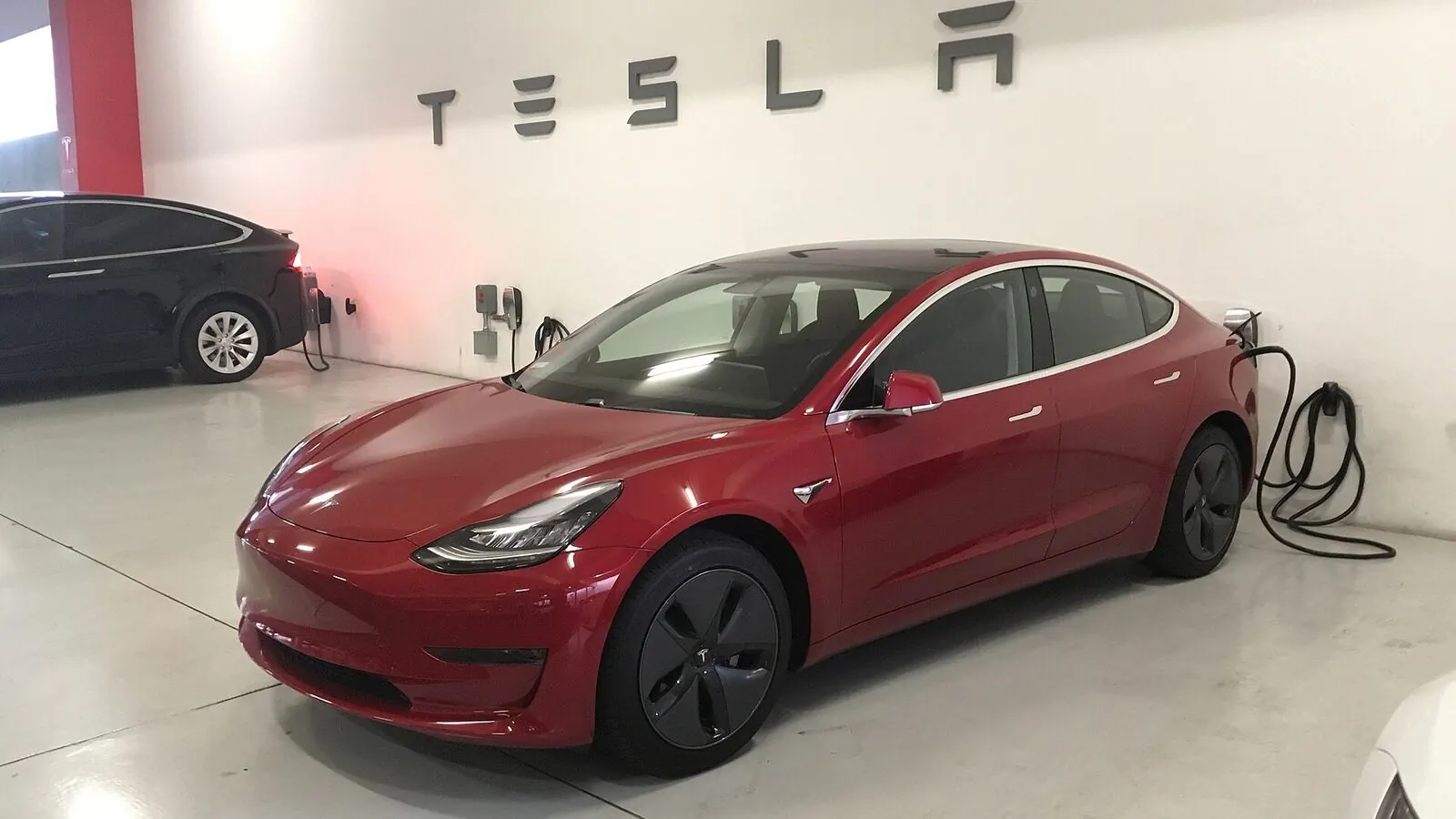 Voiture électrique réelle photographiée en extérieur pour « La durabilité des voitures modernes face au kilométrage élevé: Une étude de cas belge »