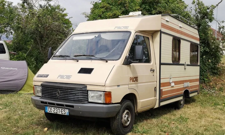 Camping-car réel photographié sur la route ou en stationnement pour « La durée idéale pour un prêt camping-car en Belgique »