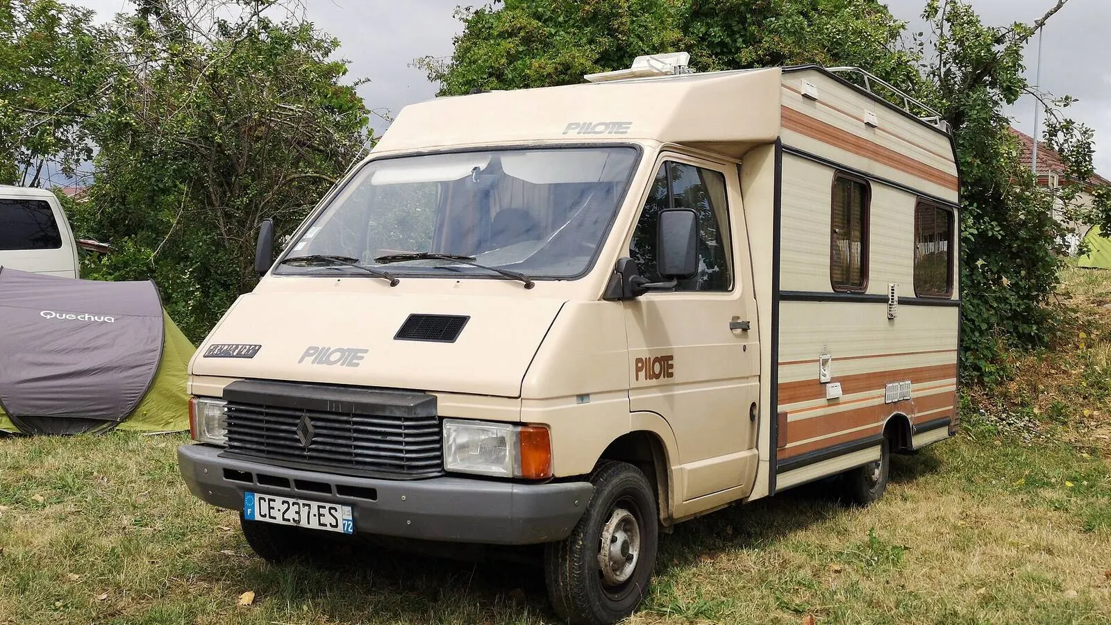 Camping-car réel photographié sur la route ou en stationnement pour « La durée idéale pour un prêt camping-car en Belgique »