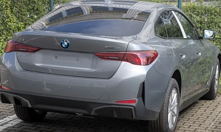 Voiture électrique réelle photographiée en extérieur pour « Durée de Vie Moyenne d’une Batterie de VE: Ce que les Propriétaires Belges Doivent Savoir »