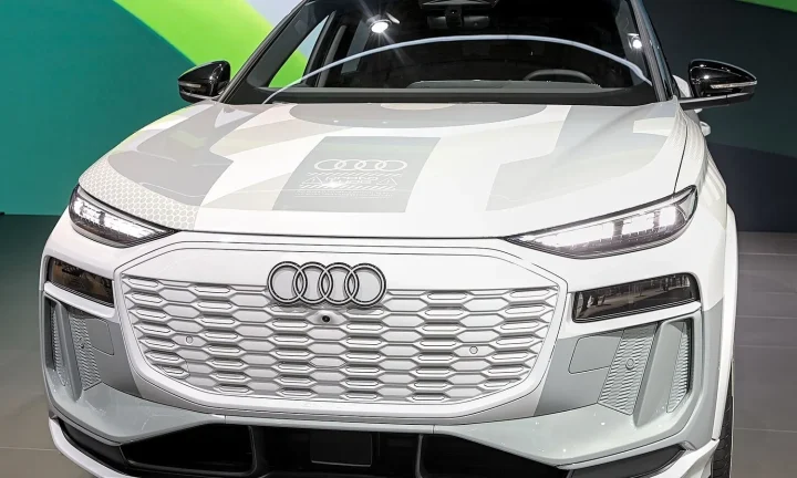 Voiture électrique réelle photographiée en extérieur pour « Durée de vie et seconde vie des batteries de VE: les initiatives belges »