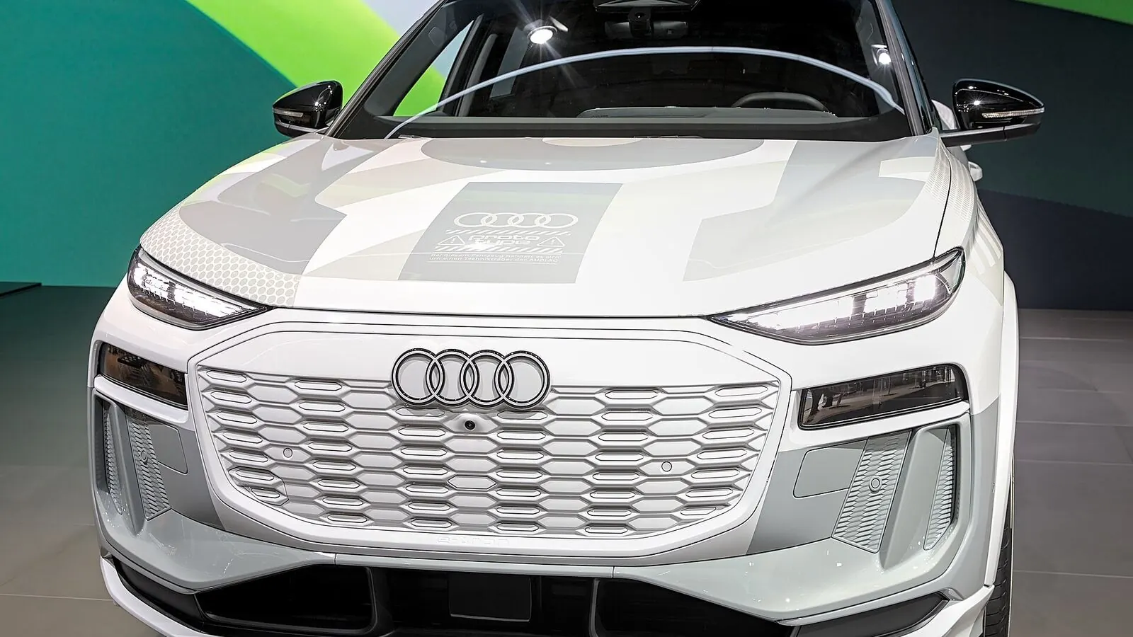 Voiture électrique réelle photographiée en extérieur pour « Durée de vie et seconde vie des batteries de VE: les initiatives belges »