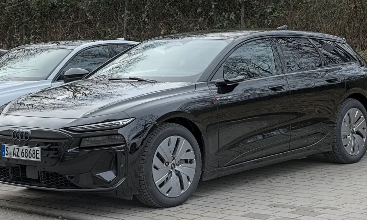 Voiture électrique réelle photographiée en extérieur pour « L’eau et les voitures électriques: consommation pour production et batteries »