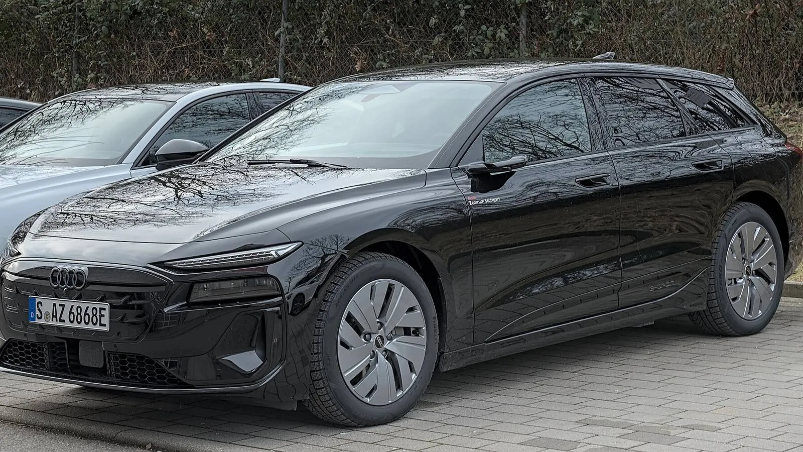 Voiture électrique réelle photographiée en extérieur pour « L’eau et les voitures électriques: consommation pour production et batteries »