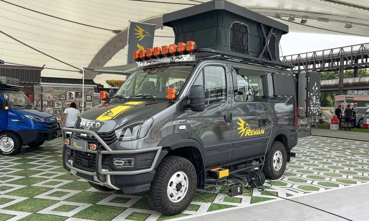 Camping-car réel photographié sur la route ou en stationnement pour « Échanger des Services entre Camping-caristes Belges : Le Covoiturage et l’Entraide »