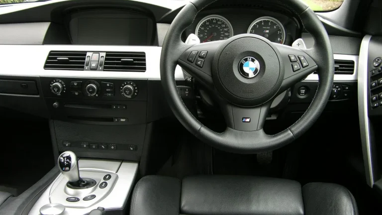 Voiture réelle photographiée en extérieur pour « Échappement et Catalyseur: Signes de Défaillance et Coûts de Remplacement sur Voiture d’O… »
