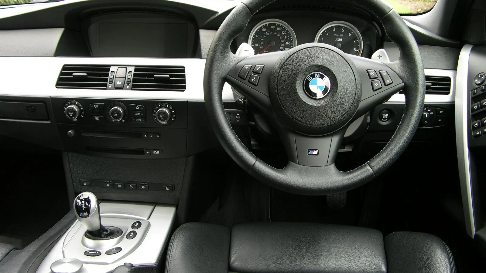 Voiture réelle photographiée en extérieur pour « Échappement et Catalyseur: Signes de Défaillance et Coûts de Remplacement sur Voiture d’O… »