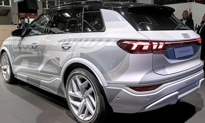 Voiture électrique réelle photographiée en extérieur pour « L’économie circulaire des batteries de VE: un modèle belge »