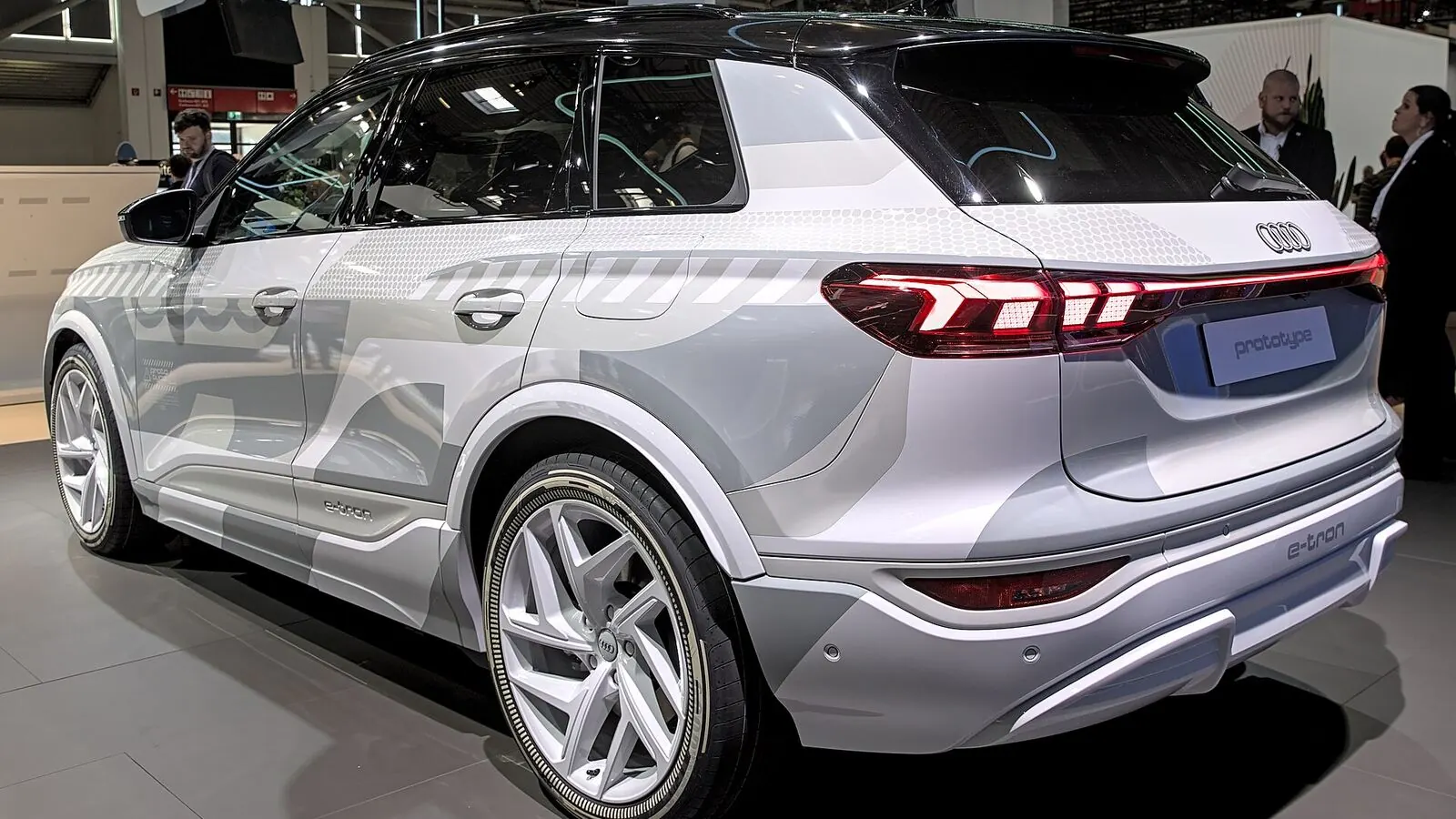 Voiture électrique réelle photographiée en extérieur pour « L’économie circulaire des batteries de VE: un modèle belge »