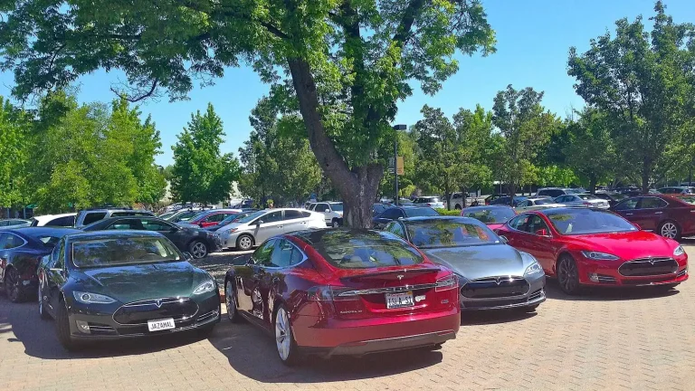 Voiture électrique réelle photographiée en extérieur pour « Économies Carburant: L’Impact d’une Hybride d’Occasion sur Votre Budget »