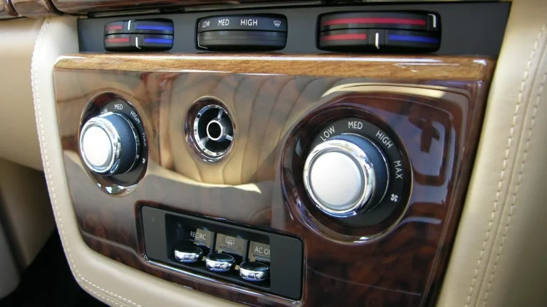 Voiture réelle photographiée en extérieur pour « Électronique Embarquée: Coûts de Diagnostic et Réparation sur Voiture d’Occasion »