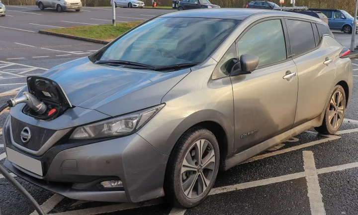 Voiture électrique réelle photographiée en extérieur pour « Éligibilité aux subventions VE : les critères à remplir en 2024 »