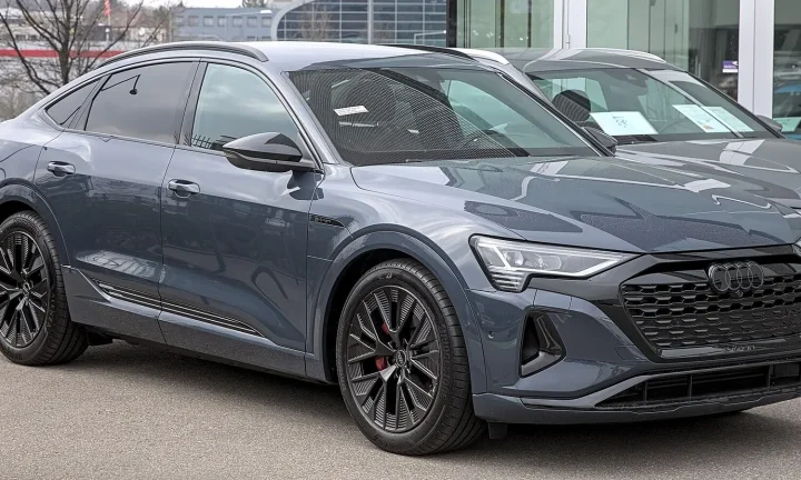 Voiture électrique réelle photographiée en extérieur pour « Émissions indirectes des VE: au-delà du pot d’échappement en Belgique »