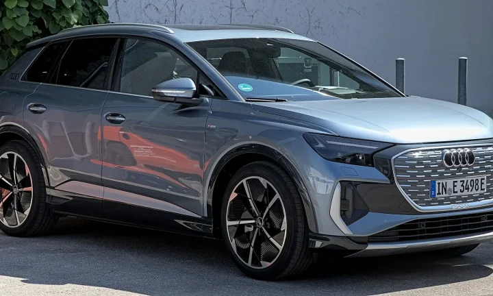 Voiture électrique réelle photographiée en extérieur pour « L’empreinte carbone de la fabrication des batteries de VE en Belgique »