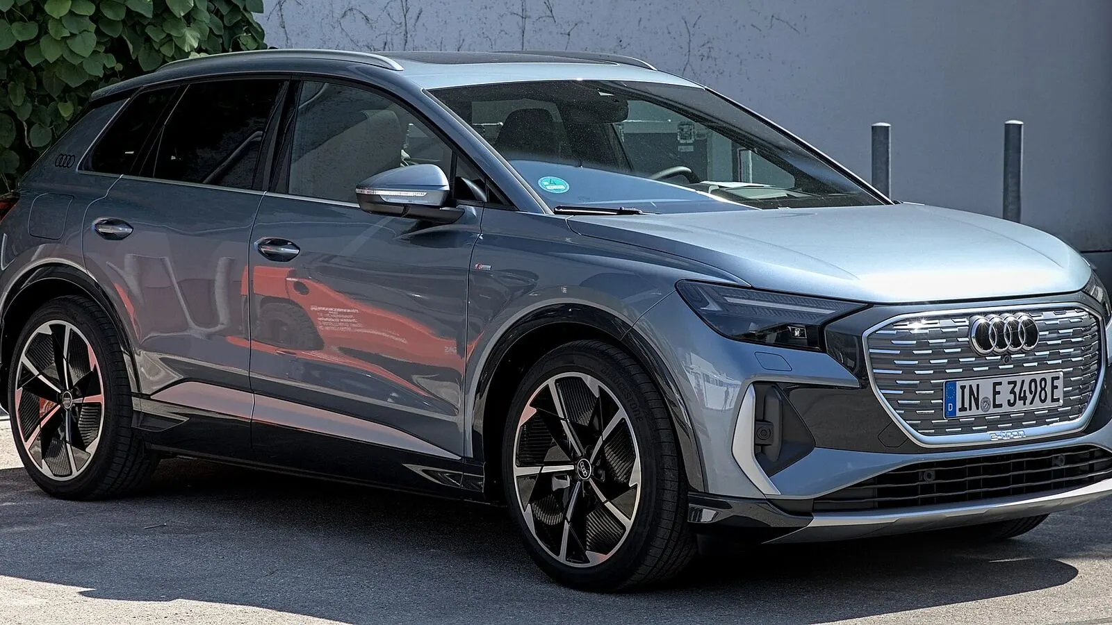 Voiture électrique réelle photographiée en extérieur pour « L’empreinte carbone de la fabrication des batteries de VE en Belgique »