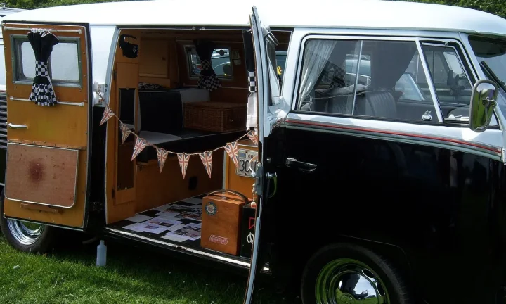 Camping-car réel photographié sur la route ou en stationnement pour « Entretien des Amortisseurs et de la Suspension du Camping-car »
