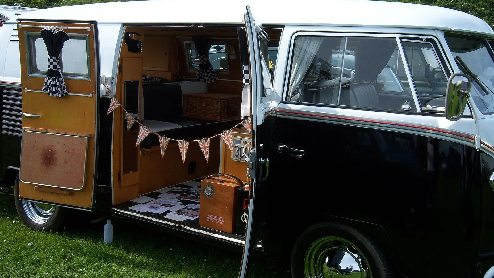 Camping-car réel photographié sur la route ou en stationnement pour « Entretien des Amortisseurs et de la Suspension du Camping-car »