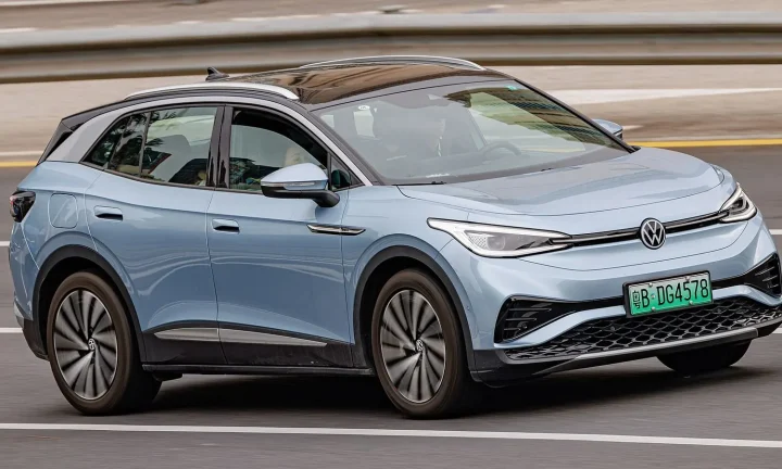 Voiture électrique réelle photographiée en extérieur pour « Entretien et Autonomie : Comment Préserver la Capacité de Votre Batterie VE »