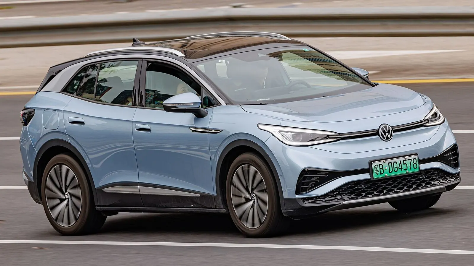 Voiture électrique réelle photographiée en extérieur pour « Entretien et Autonomie : Comment Préserver la Capacité de Votre Batterie VE »