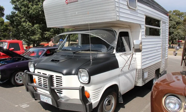 Camping-car réel photographié sur la route ou en stationnement pour « Entretien de l’Auvent et des Bâches de votre Camping-car »