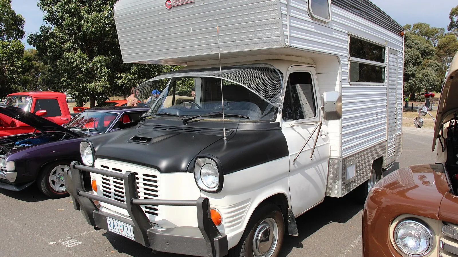 Camping-car réel photographié sur la route ou en stationnement pour « Entretien de l’Auvent et des Bâches de votre Camping-car »