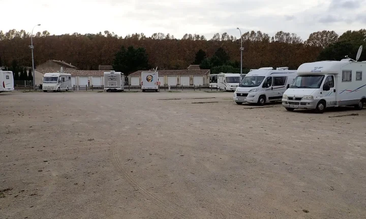 Camping-car réel photographié sur la route ou en stationnement pour « Entretien de camping-car : Avant l’achat et la vente »