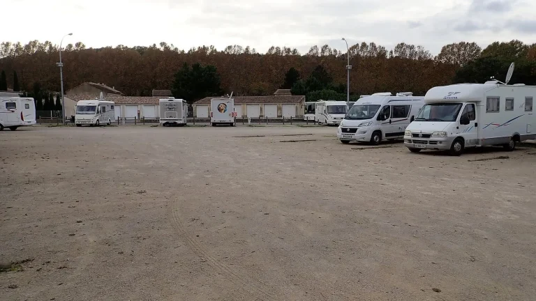 Camping-car réel photographié sur la route ou en stationnement pour « Entretien de camping-car : Avant l’achat et la vente »