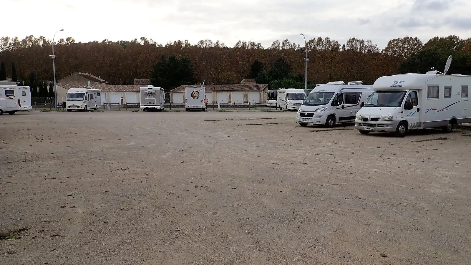 Camping-car réel photographié sur la route ou en stationnement pour « Entretien de camping-car : Avant l’achat et la vente »