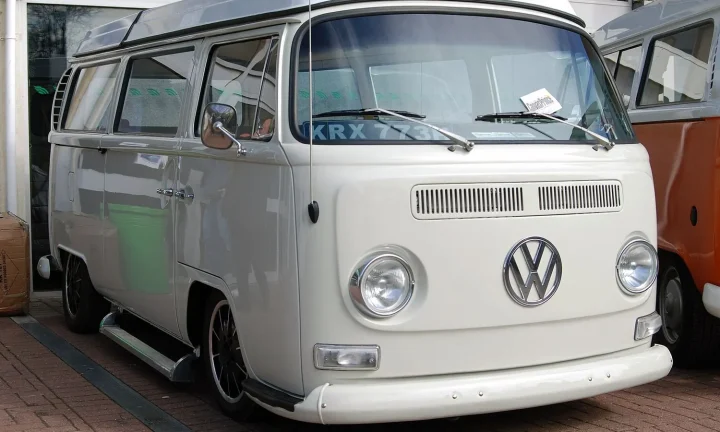 Camping-car réel photographié sur la route ou en stationnement pour « Entretien du Système de Climatisation et de Ventilation du Camping-car »