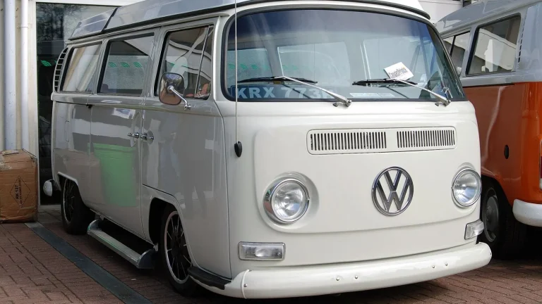 Camping-car réel photographié sur la route ou en stationnement pour « Entretien du Système de Climatisation et de Ventilation du Camping-car »