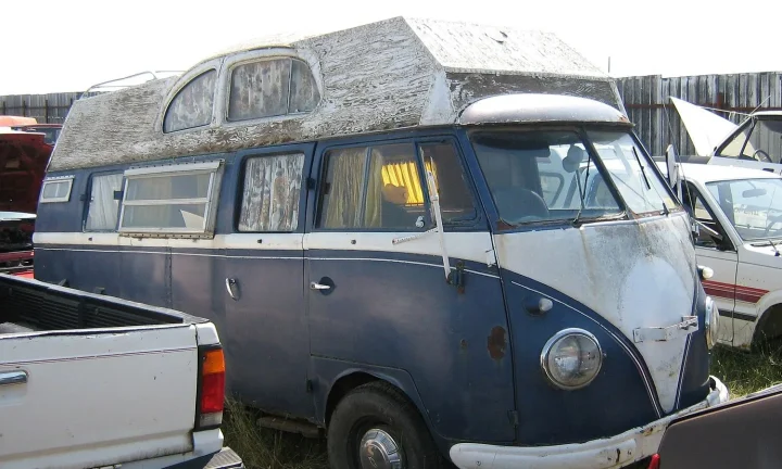 Camping-car réel photographié sur la route ou en stationnement pour « Entretien du Système de Direction et des Rotules de votre Camping-car »