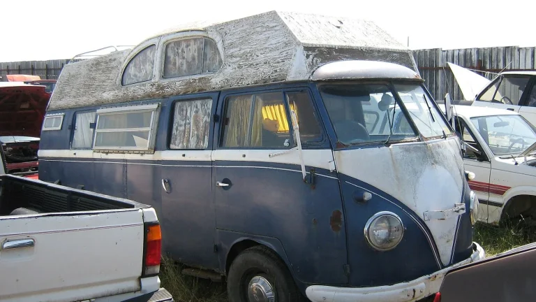 Camping-car réel photographié sur la route ou en stationnement pour « Entretien du Système de Direction et des Rotules de votre Camping-car »