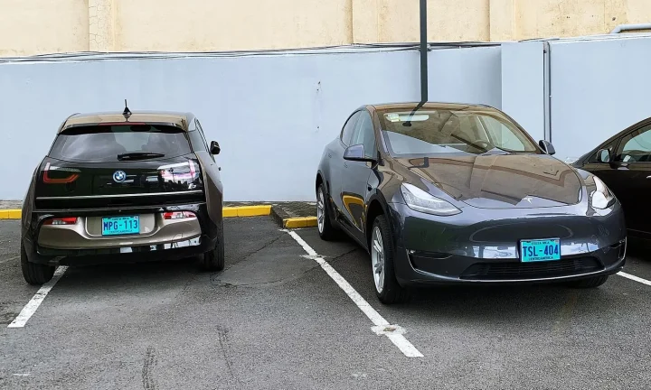 Voiture électrique réelle photographiée en extérieur pour « Entretien et durabilité des batteries de voitures électriques en Belgique »