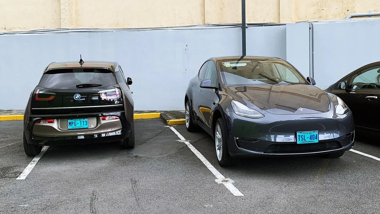 Voiture électrique réelle photographiée en extérieur pour « Entretien et durabilité des batteries de voitures électriques en Belgique »