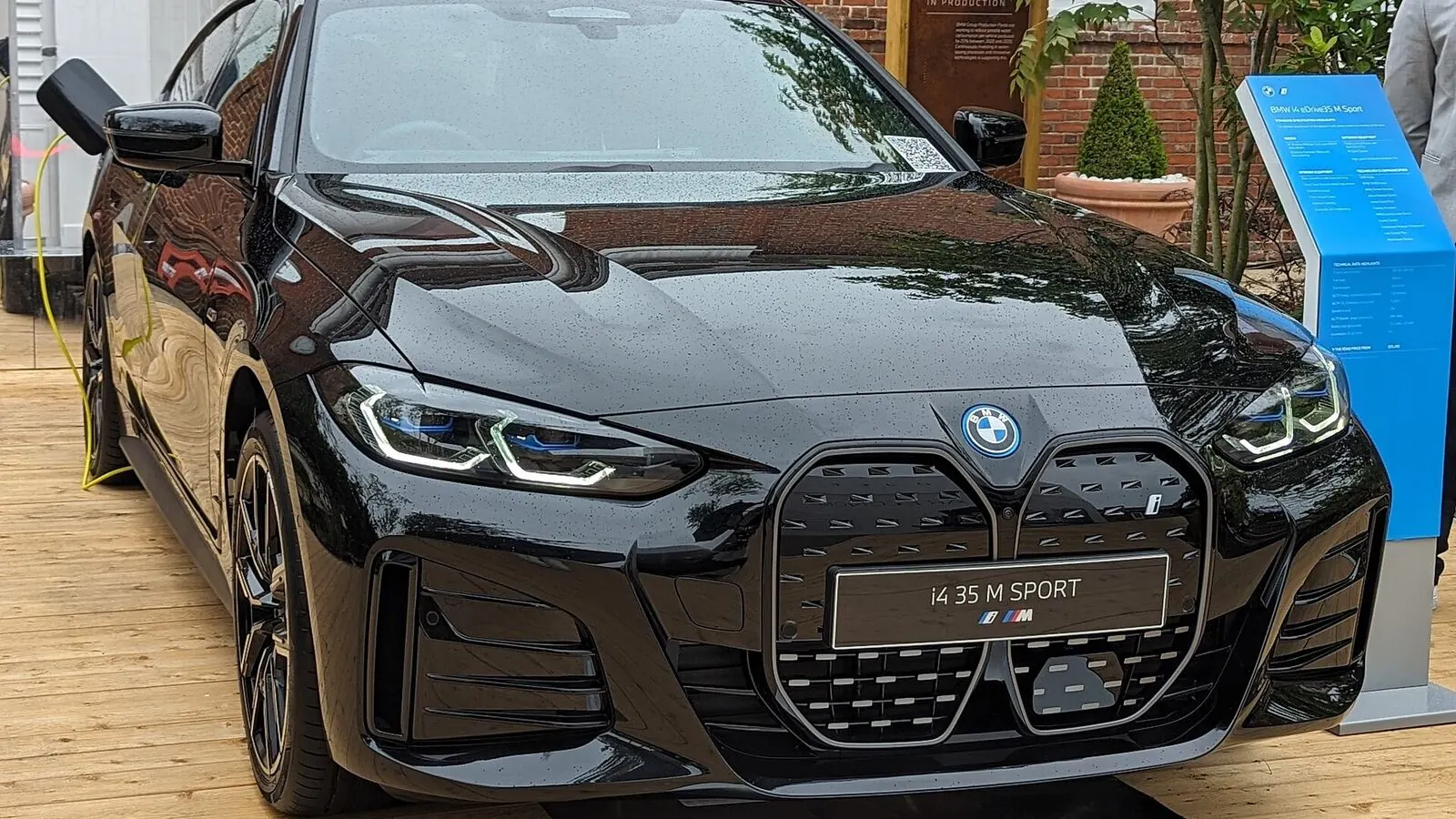 Voiture électrique réelle photographiée en extérieur pour « Entretien et Durée de Vie des VE »