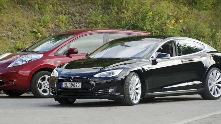Voiture électrique réelle photographiée en extérieur pour « Entretien d’une Hybride d’Occasion: Spécificités et Coûts à Prévoir »