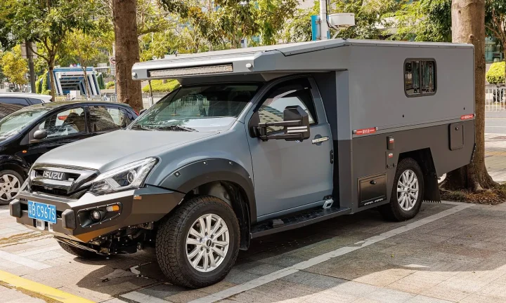 Camping-car réel photographié sur la route ou en stationnement pour « Entretien du Moteur de votre Camping-car : Vidange, Filtres et Niveaux »