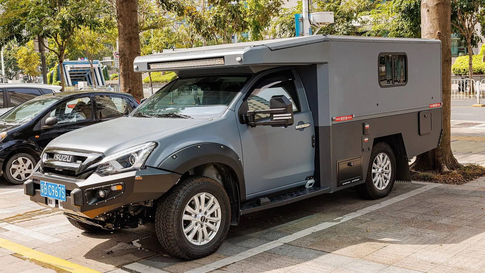Camping-car réel photographié sur la route ou en stationnement pour « Entretien du Moteur de votre Camping-car : Vidange, Filtres et Niveaux »