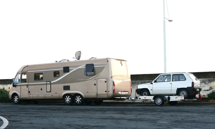 Camping-car réel photographié sur la route ou en stationnement pour « Entretien et Réparation de votre Camping-car »