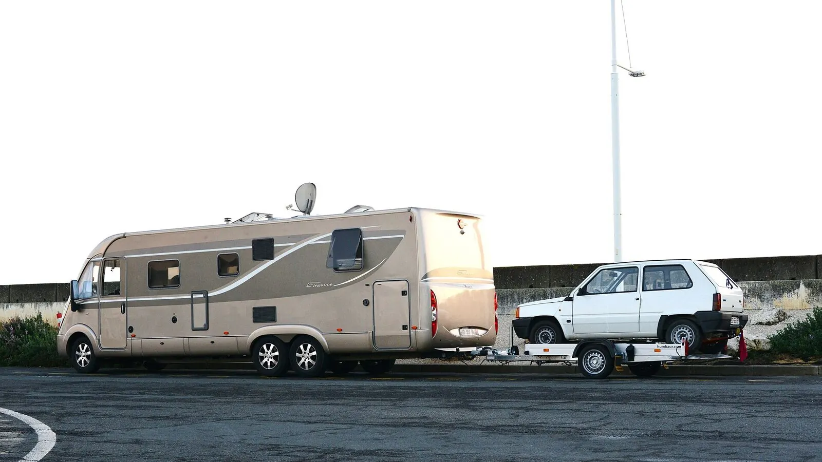 Camping-car réel photographié sur la route ou en stationnement pour « Entretien et Réparation de votre Camping-car »