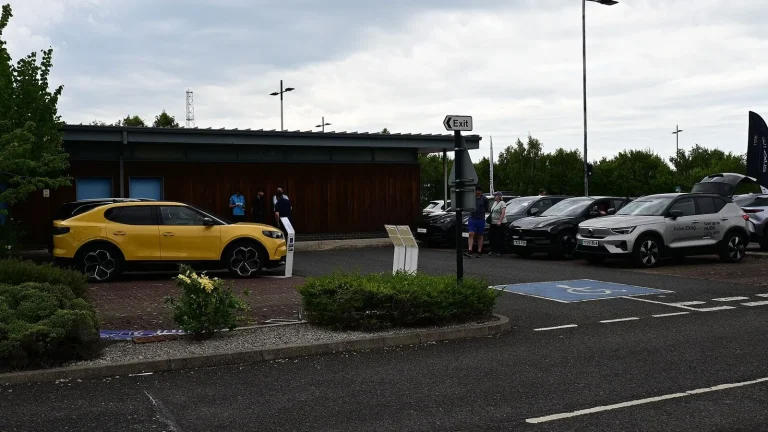 Voiture électrique réelle photographiée en extérieur pour « Entretien et Réparation des Voitures Électriques d’Occasion: Quelles Spécificités? »