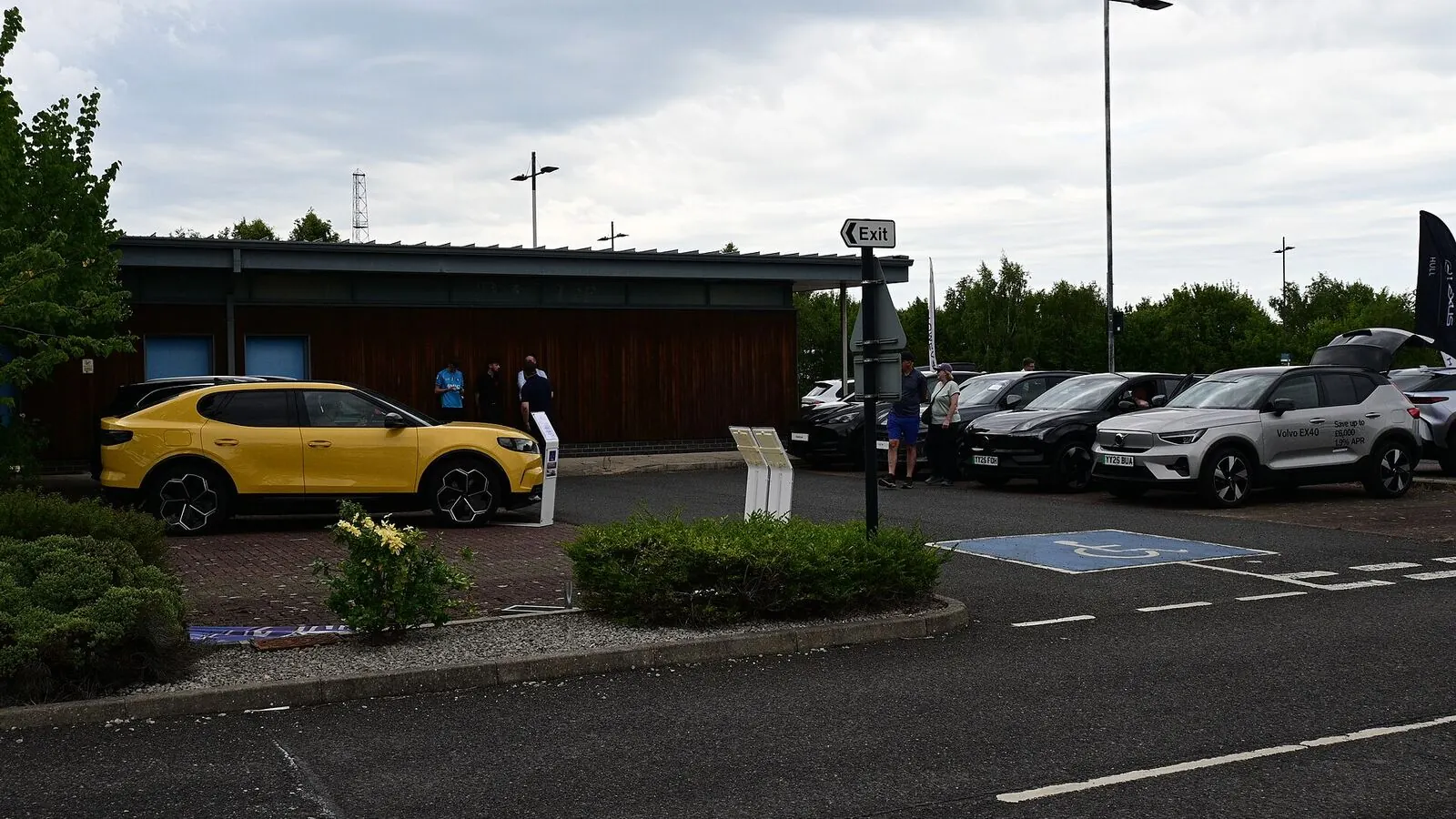 Voiture électrique réelle photographiée en extérieur pour « Entretien et Réparation des Voitures Électriques d’Occasion: Quelles Spécificités? »