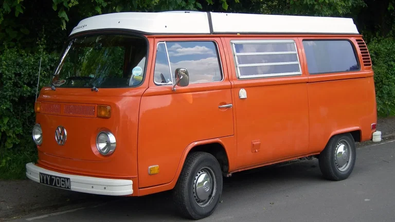 Camping-car réel photographié sur la route ou en stationnement pour « Entretien des Réservoirs et WC Chimiques : Hygiène et Odeurs »