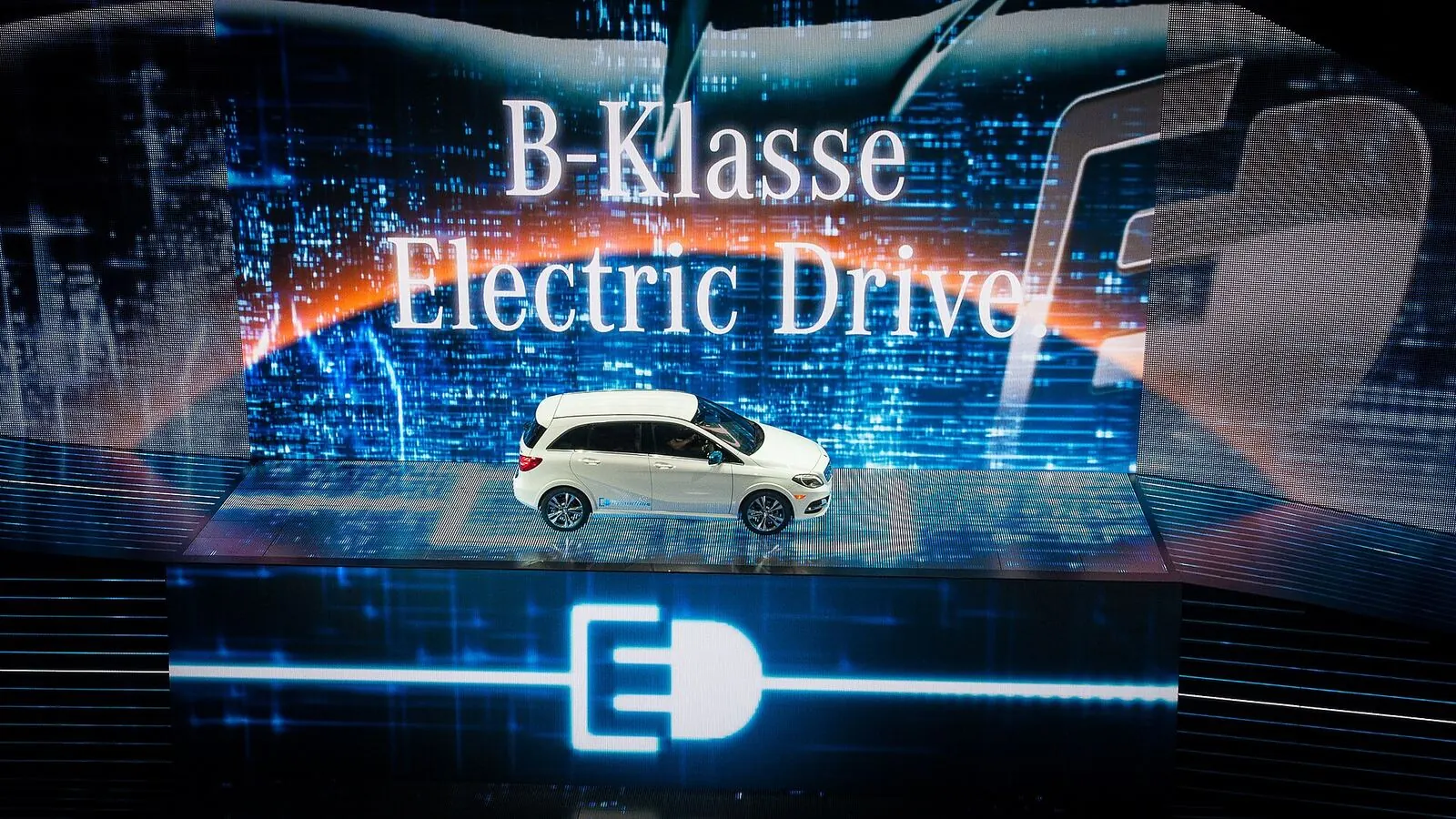 Voiture électrique réelle photographiée en extérieur pour « Entretenir le Système de Refroidissement de Votre VE: Un Guide pour la Belgique »