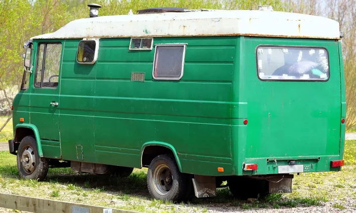 Camping-car réel photographié sur la route ou en stationnement pour « Entretien des Toilettes Chimiques et Sèches pour Camping-Car »