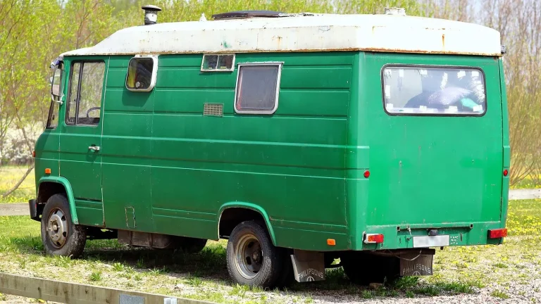 Camping-car réel photographié sur la route ou en stationnement pour « Entretien des Toilettes Chimiques et Sèches pour Camping-Car »