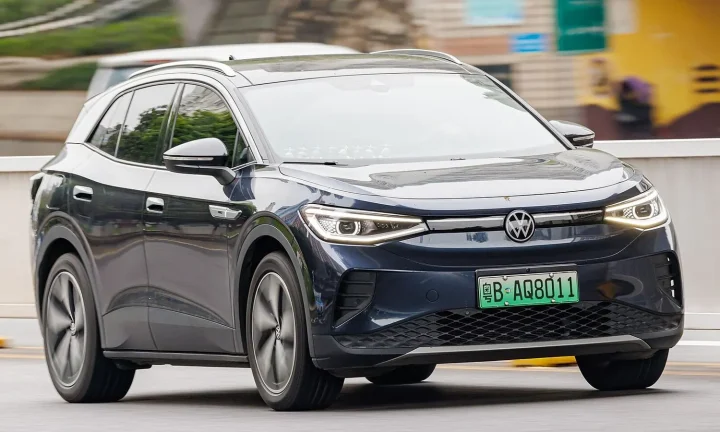 Voiture électrique réelle photographiée en extérieur pour « Entretien d’une voiture électrique en Belgique : est-ce vraiment moins cher ? »