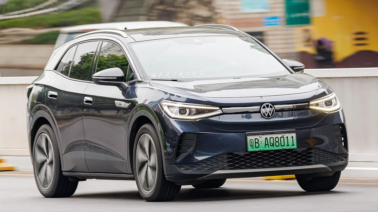 Voiture électrique réelle photographiée en extérieur pour « Entretien d’une voiture électrique en Belgique : est-ce vraiment moins cher ? »