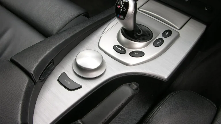 Voiture réelle photographiée en extérieur pour « Faire son Entretien Soi-Même: Quelles Tâches Réaliser sur sa Voiture d’Occasion? »