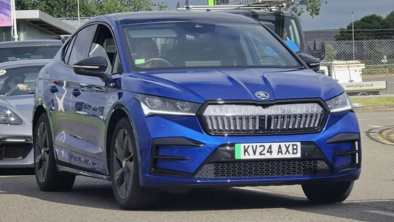 Voiture électrique réelle photographiée en extérieur pour « Entretien des voitures électriques en Belgique : Coûts et spécificités »